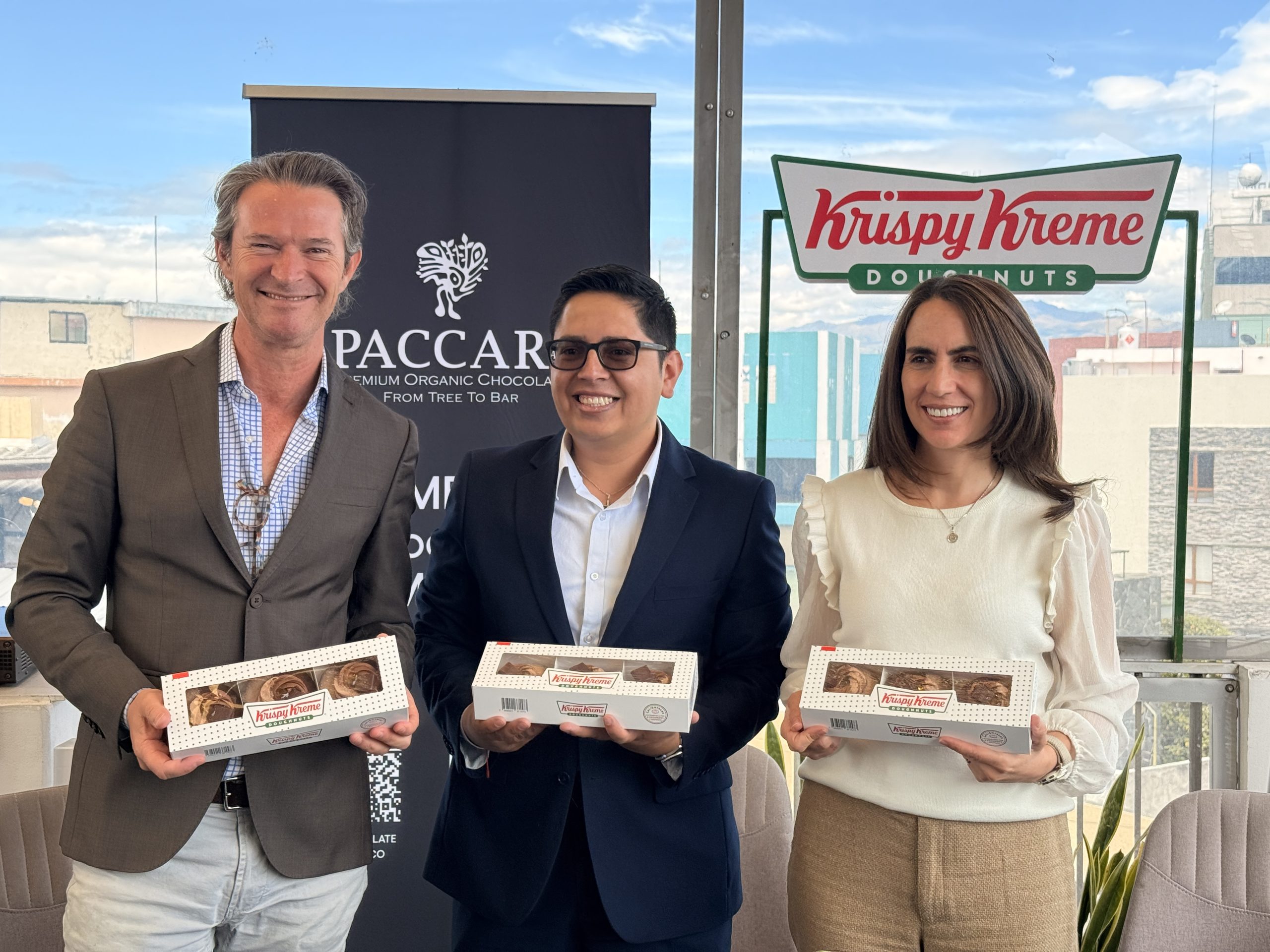 Santiago Peralta, fundador de Paccari; Alejandro Almeida, gerente general de Krispy Kreme Ecuador; y Carla Barbotó, cofundadora de Paccari, durante la presentación de la nueva dona elaborada con chocolate ecuatoriano Paccari.